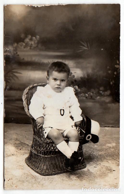 Fotografia antiga: Retrato de ni&ntilde;o enfadado. A&ntilde;os 20. aa