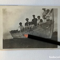 Fotografía antigua: NAVEGANDO EN TIERRA.. FOTOGRAFÍA FAMILIAR… TODOS A LA BARCA… BARCELONA (H.1900?)