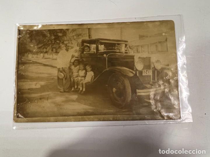 Fotografia antiga: TARJETA POSTAL FOTOGR&Aacute;FICA. FAMILIA CON NI&Ntilde;OS MONTADOS EN UN COCHE.