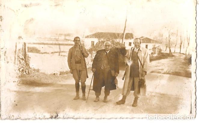 Fotografia antica: FOTO-POSTAL, CAZADORES CON SU ARMA AL HOMBRO, 8X13