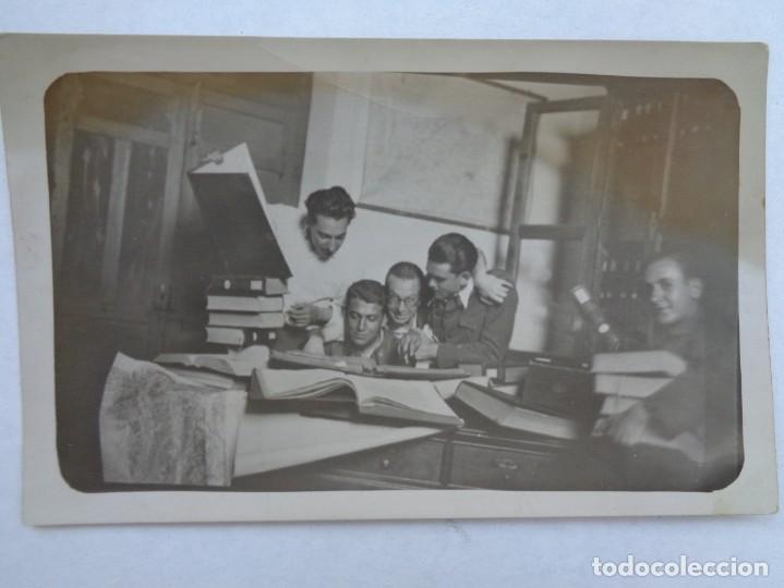 Antique Photography: FOTO GRACIOSA DE MILITARES EN EL CUARTEL CON UN MONTON DE LIBROS. A&Ntilde;OS 30