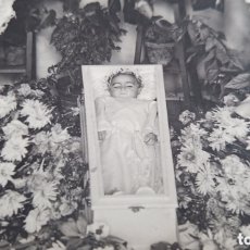 Fotografia antica: FOTOGRAFIA POST MORTEM DE BEBE AÑOS 20/30 EN TARJETA POSTAL. Lote 363014905