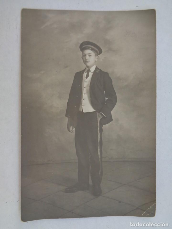 Fotografia antiga: FOTO DE ESTUDIO DE NI&Ntilde;O CON UNIFORME, SEGURAMENTE UN BOTONES. PRINCIPIOS DE SIGLO