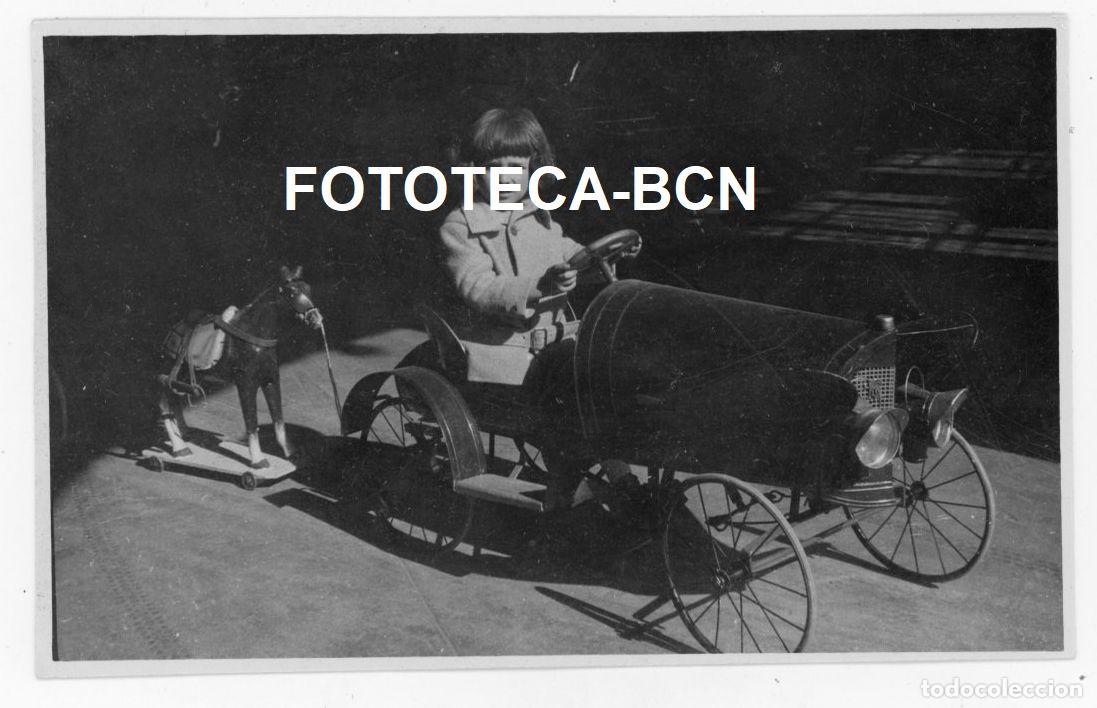 Fotografia antiga: FOTO ORIGINAL NIÑA CON CABALLO DE CARTON Y COCHE JUGUETE ESPAÑA AÑOS 20/30