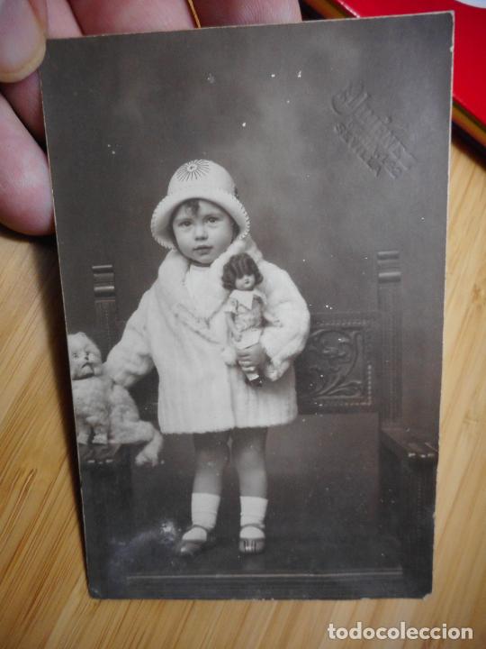 Antique Photography: ANTIGUA FOTOGRAFIA NI&Ntilde;A CON MU&Ntilde;ECA Y GATO PELUCHE. FOTO JIMENEZ SEVILLA A&Ntilde;OS 20.30