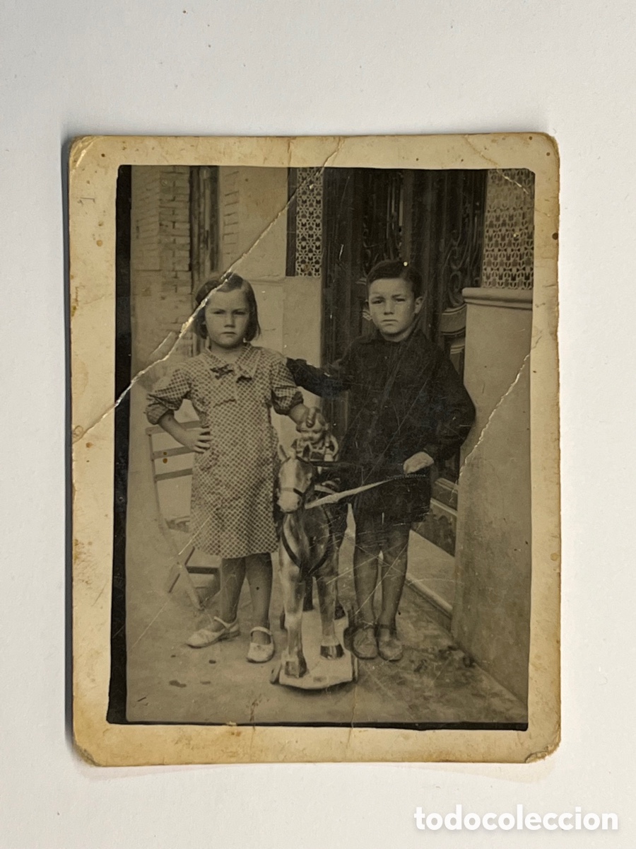 Fotograf&iacute;a antigua: MINUTEROS.. Fotograf&iacute;a Ni&ntilde;os de la Postguerra junto a un Caballo de Cart&oacute;n&hellip; (h.1945?)