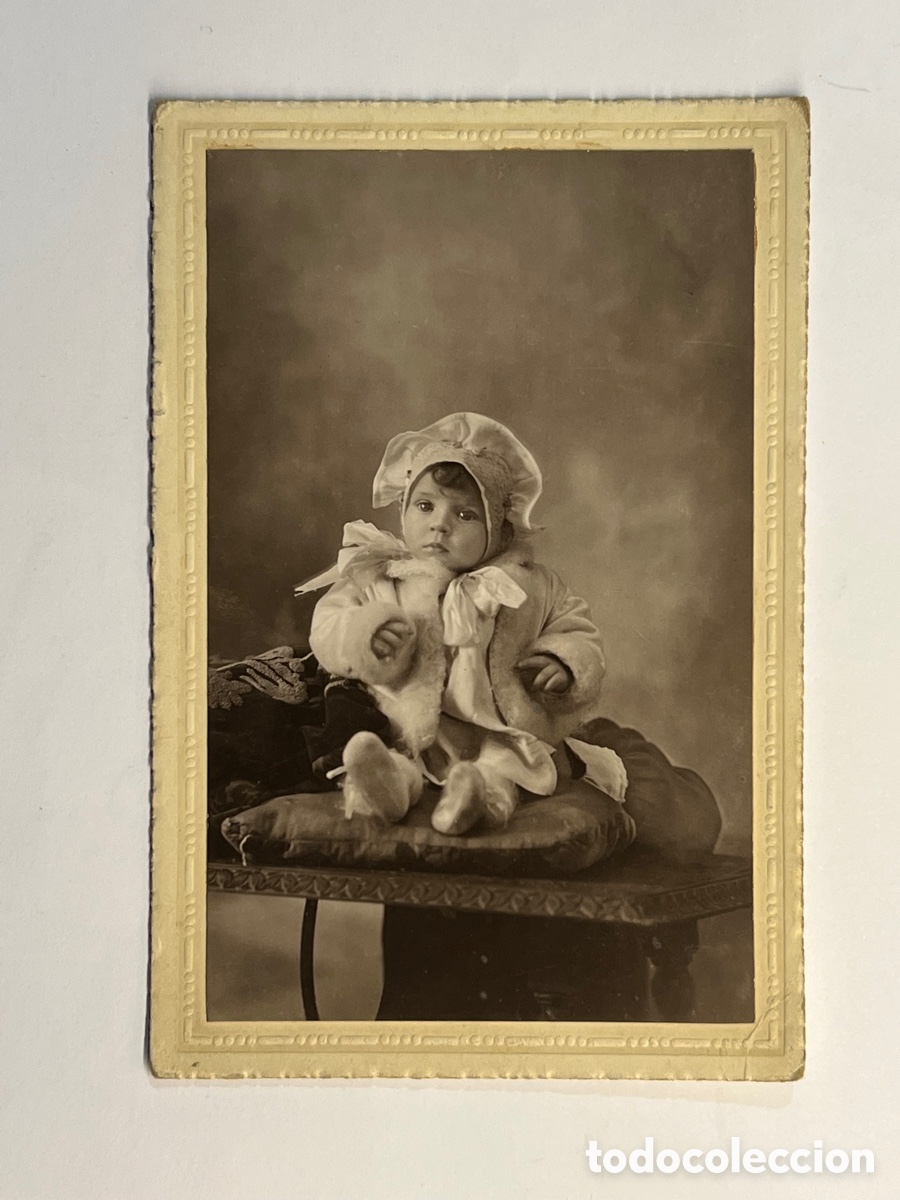 Fotografia antica: MALAGA. Royal Photo&hellip; Fotograf&iacute;a Retrato Ni&ntilde;o sobre mullido almohad&oacute;n (h.1920?) Med&iacute;das: 10 x 15 cm.,