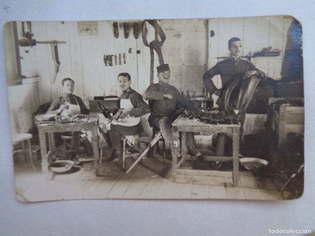 Fotograf&iacute;a antigua: FOTO DE MILITARES DEL REGTO. DE INFANTERIA CERI&Ntilde;OLA N&ordm; 42 , ZAPATEROS EN EL TALLER. PP. DE SIGLO