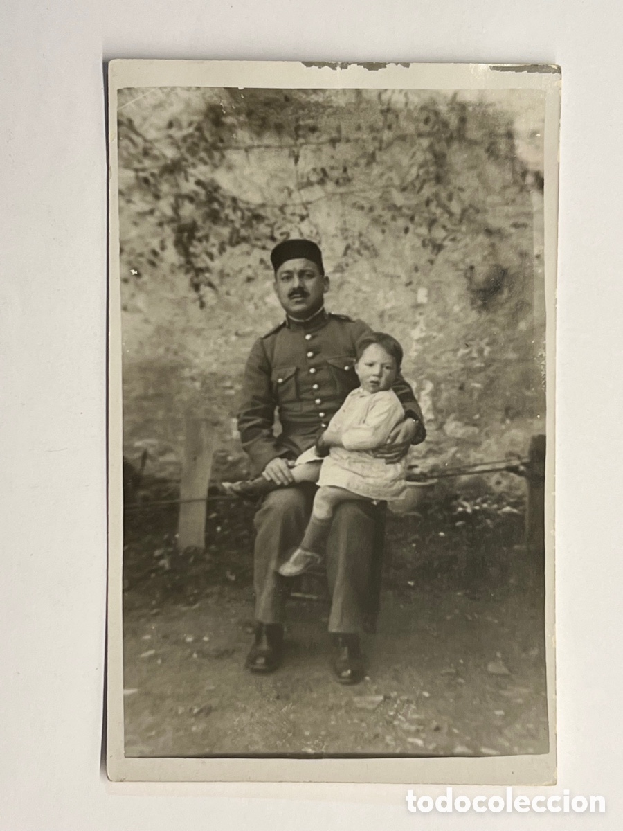 Fotograf&iacute;a antigua: MILITAR. Fotograf&iacute;a Soldado Alfonsino &hellip; con su ni&ntilde;a en brazos&hellip;. (h.1920?) Med&iacute;das: 14 x 9 cm.,