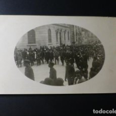 Fotografía antigua: VITORIA ALAVA DESFILE DE AUTORIDADES CIVILES Y MILITARES HACIA 1915 POSTAL FOTOGRAFICA. Lote 374957119