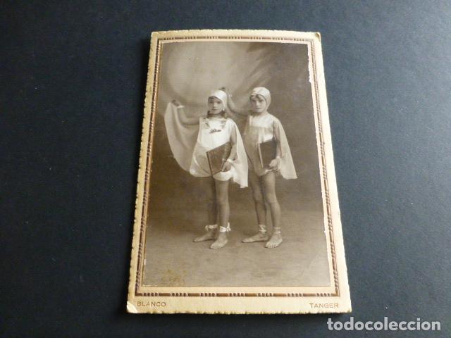 Fotograf&iacute;a antigua: TANGER MARRUECOS ESPA&Ntilde;OL RETRATO DOS NI&Ntilde;AS DISFRAZADAS A&Ntilde;OS 20 15,5 X 10 CTMS