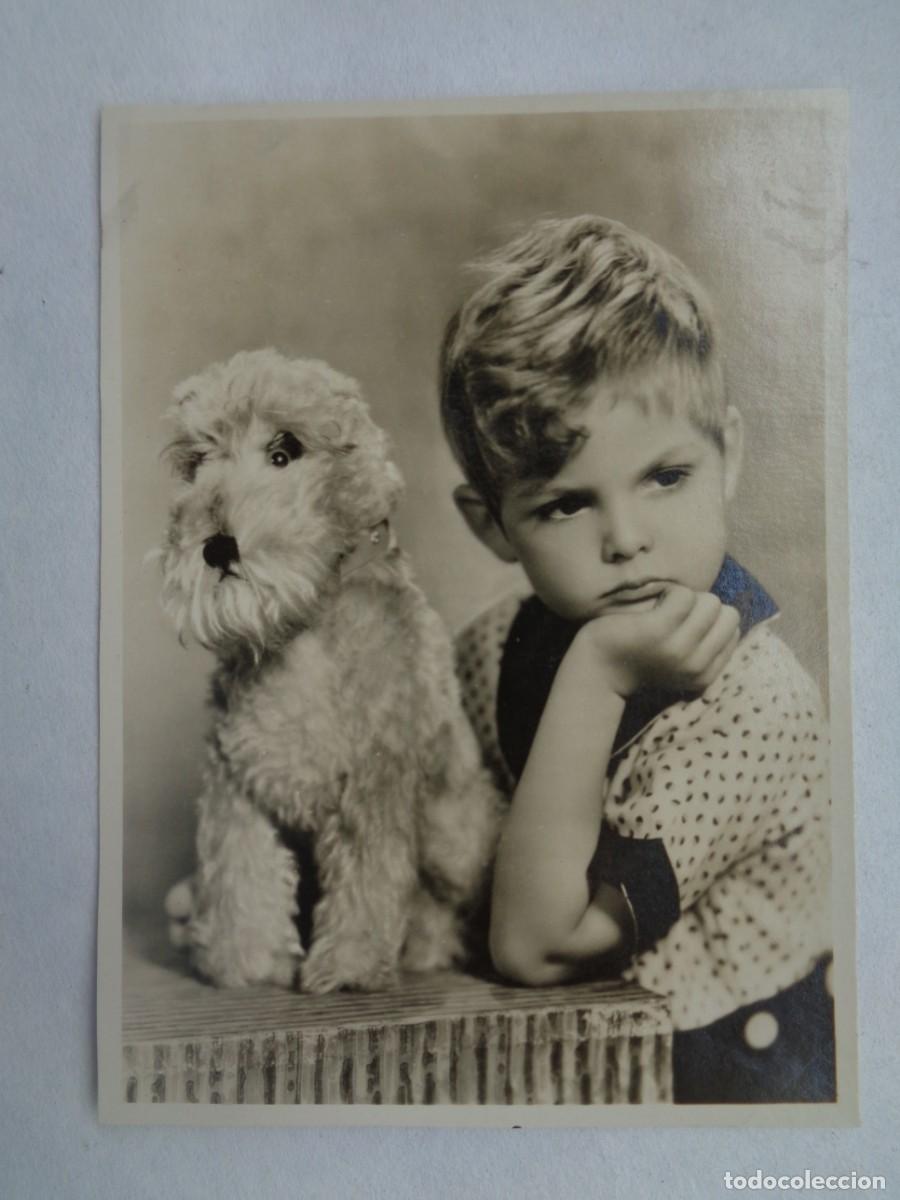 Antique Photography: PRECIOSA FOTO DE ESTUDIO DE NI&Ntilde;O ENFADADO CON JUGUETE, PERRITO DE PELUCHE