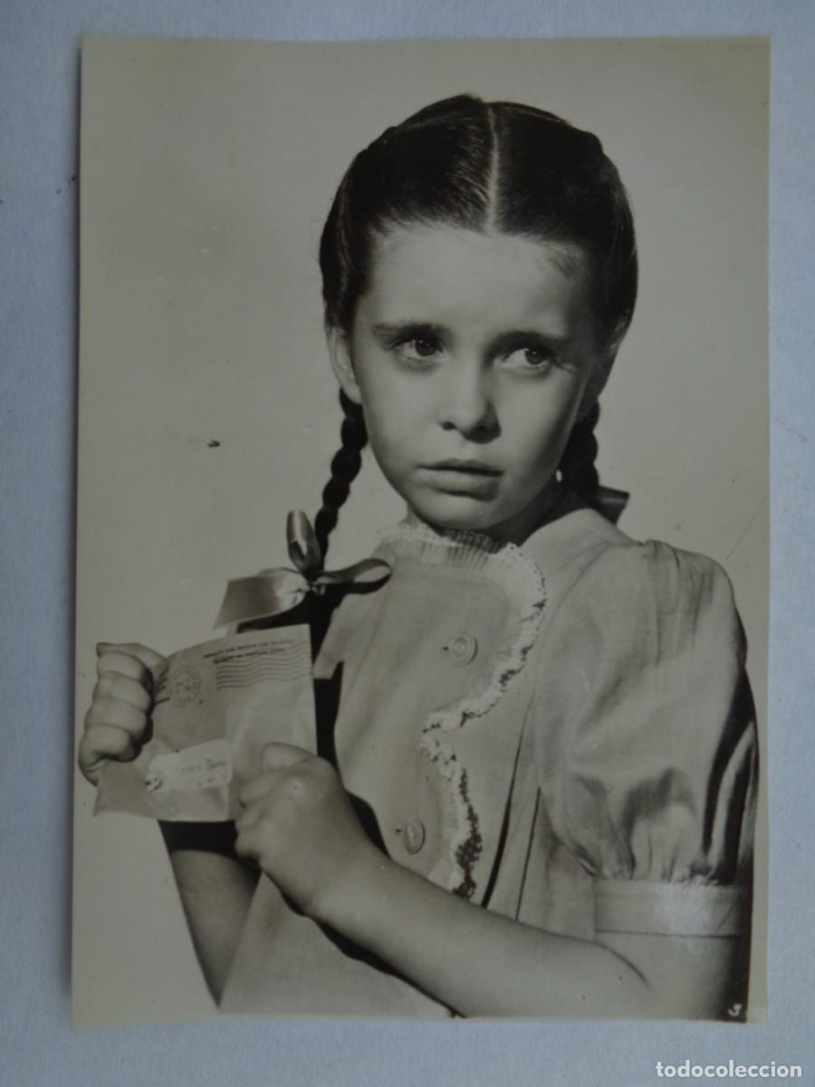 Antique Photography: PRECIOSA FOTO DE ESTUDIO DE NI&Ntilde;A CON CARA TRISTE Y CARTA EN LAS MANOS