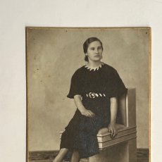 Fotografía antigua: BERGA BARCELONA. J. HURCH, FOTÓGRAFO.. SILLA ART DECO. FOTOGRAFIA ELÉCTRICA JOVEN SENTADA (H.1920?)