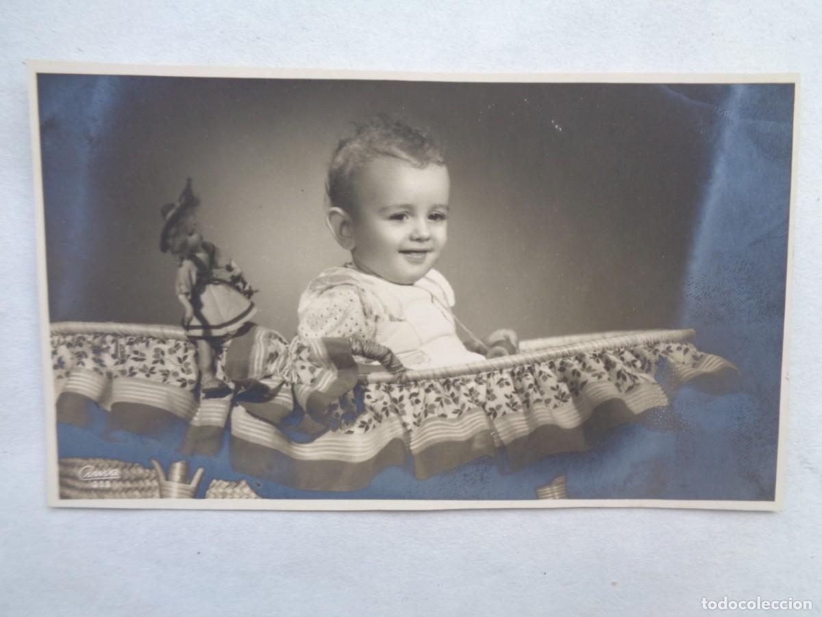 Antique Photography: PRECIOSA FOTO DE ESTUDIO DE NI&Ntilde;O PEQUE&Ntilde;O CON MU&Ntilde;ECAS EN CANASTILLA
