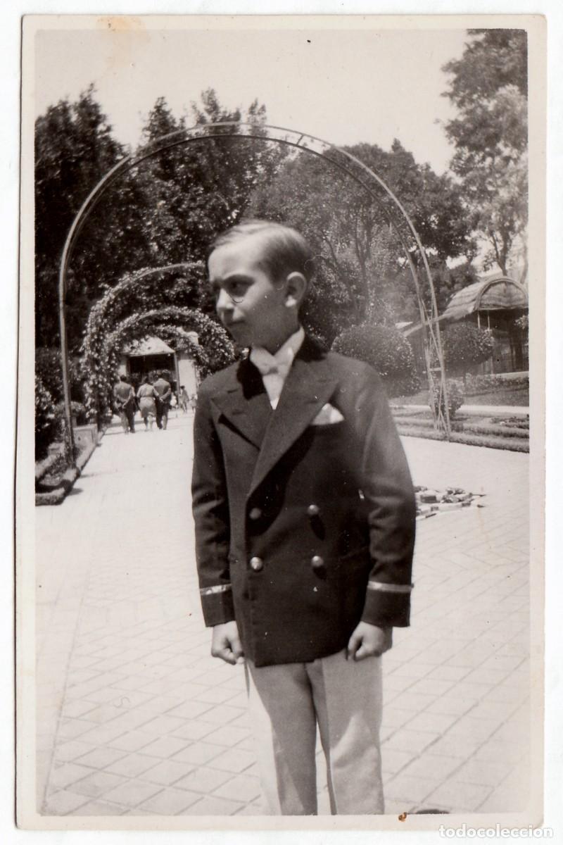 Antique Photography: Preciosa foto. Ni&ntilde;o con traje de Comuni&oacute;n en antiguo jard&iacute;n. A&ntilde;os 20. qa