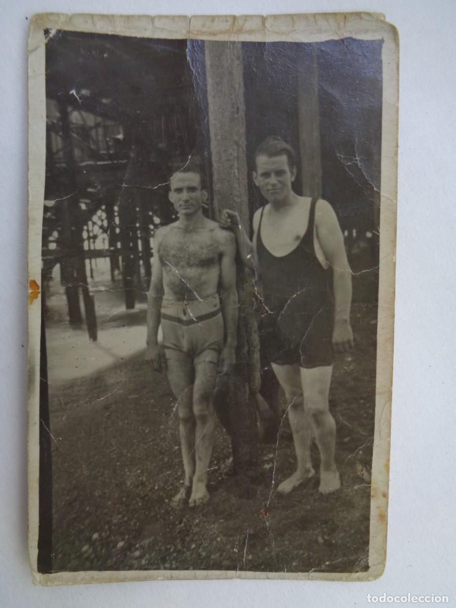 Fotografia antica: FOTO DE PAREJA DE HOMBRES EN BA&Ntilde;ADOR , &iexcl; OJO A LOS MODELITOS !. A&Ntilde;OS 30