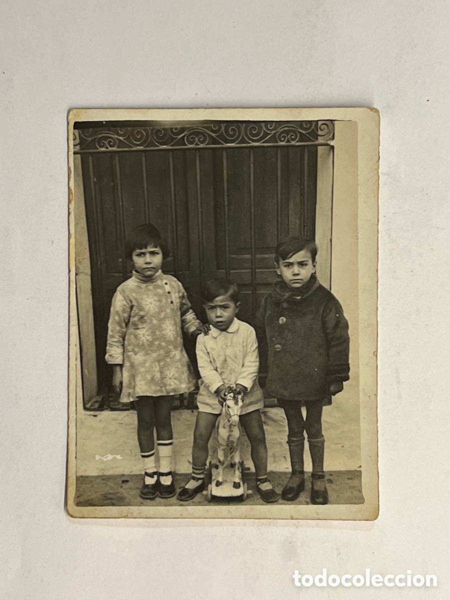 Fotografia antica: MINUTEROS, fot&oacute;grafos de calle&hellip; los Reyes de la casa.. con su caballo nuevo (a.1930)