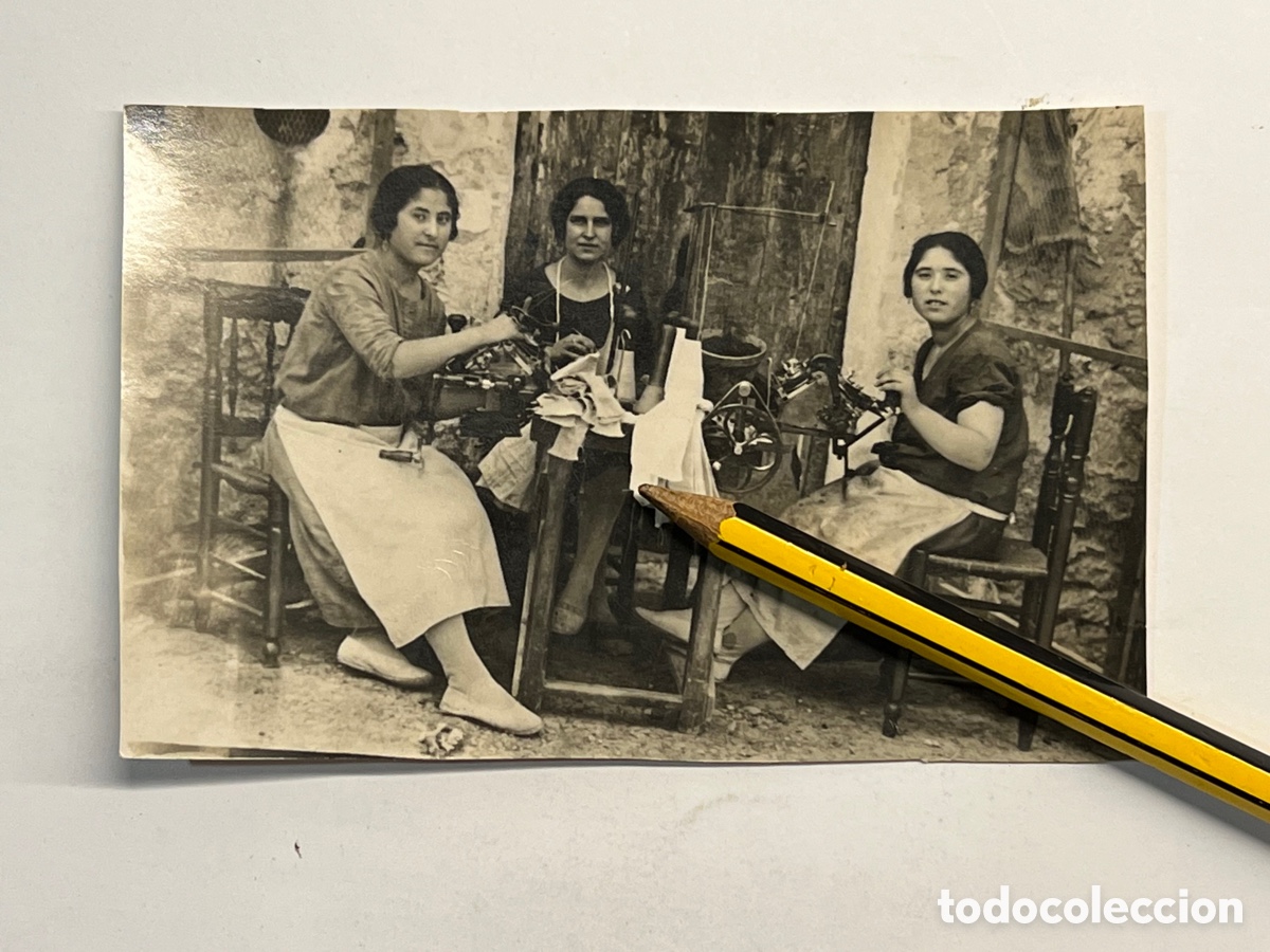 Fotografia antica: LAS ZAPATERAS&hellip; ? con las m&aacute;quinas de coser&hellip;. En plena tertulia y trabajo (h.1920?)
