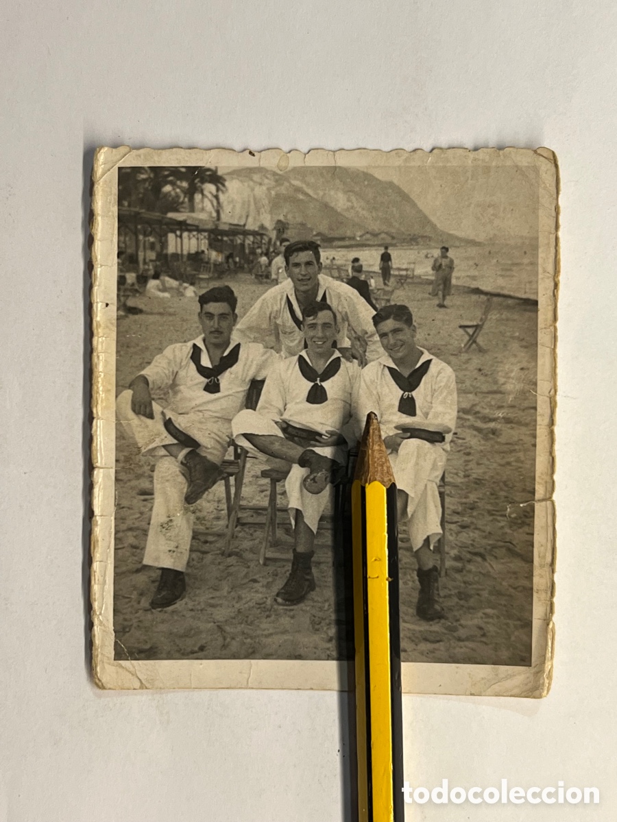 Fotografia antica: MARINEROS. Fotograf&iacute;a minuteros&hellip; en la playa de Alicante. Foto Macia. Verano de 1951