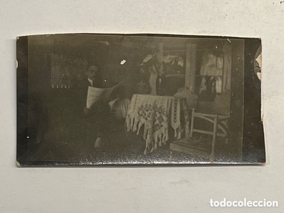 Fotografia antica: FOTOGRAF&Iacute;A ANTIGUA. El lector de peri&oacute;dicos (h.1920?) Med&iacute;das: 4,5 x 9 cm.,