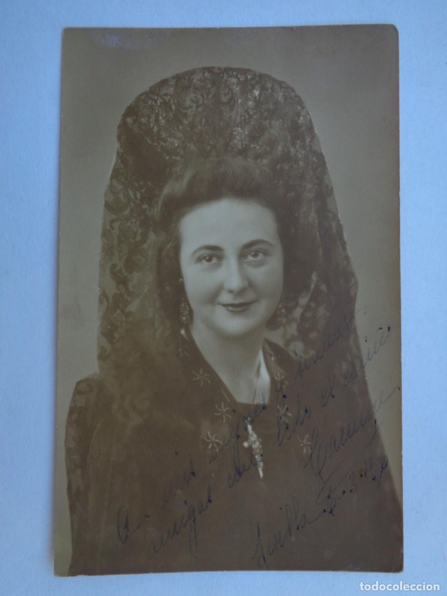 Fotograf&iacute;a antigua: PRECIOSA FOTO DE ESTUDIO DE SE&Ntilde;ORITA CON PEINETA Y MANTILLA, 1946