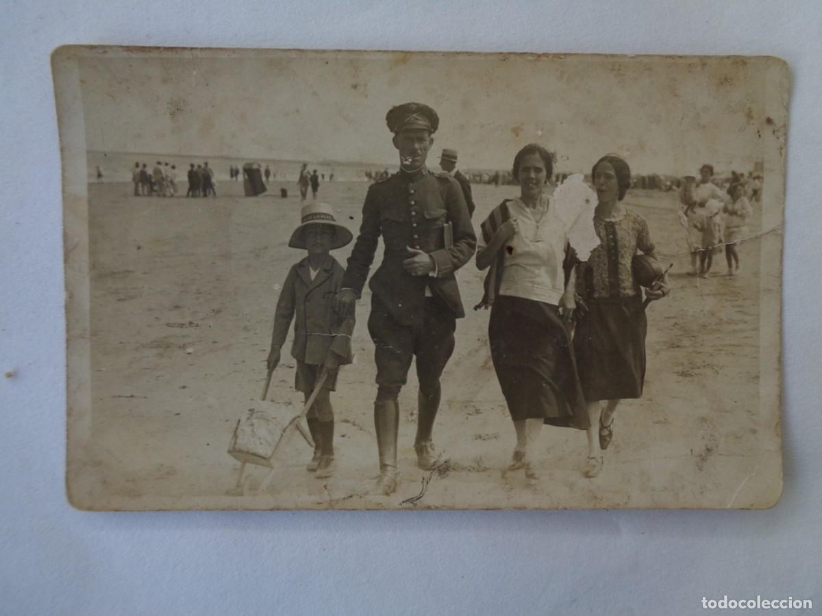 Fotografia antica: FOTO DE MILITAR, BRIGADA DE ARTLLERIA CON FAMILIA EN LA PLAYA , PRNCIPIOS DE SIGLO