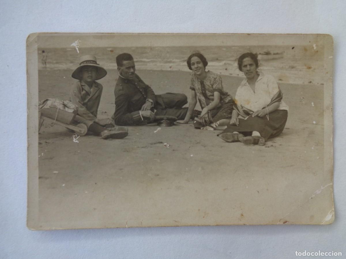 Fotografia antica: FOTO DE MILITAR, BRIGADA DE ARTLLERIA CON FAMILIA EN LA PLAYA , PRNCIPIOS DE SIGLO