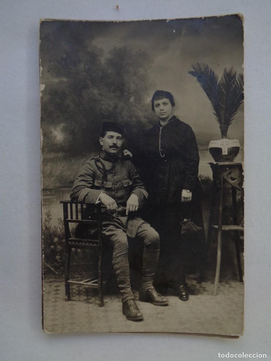 Fotografia antica: FOTO DE ESTUDIO DE MILITAR , SARGENTO DE INTENDENCIA PLAZA MONTADA, CON NOVIA. PRINCIPIOS DE SIGLO