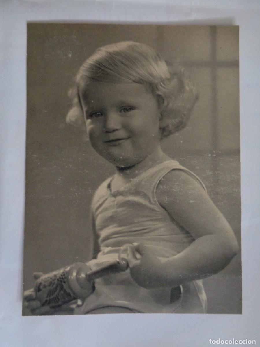 Fotografia antica: PRECIOSA FOTO DE ESTUDIO DE NI&Ntilde;O PEQUE&Ntilde;O CON SONAJERO. A&Ntilde;OS 30