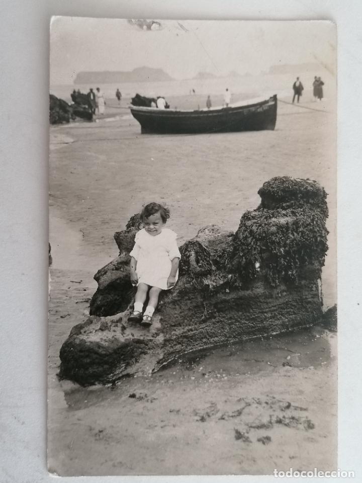Fotografia antica: FOTOGRAFIA POSTAL, NI&Ntilde;A SENTADA EN LA PLAYA