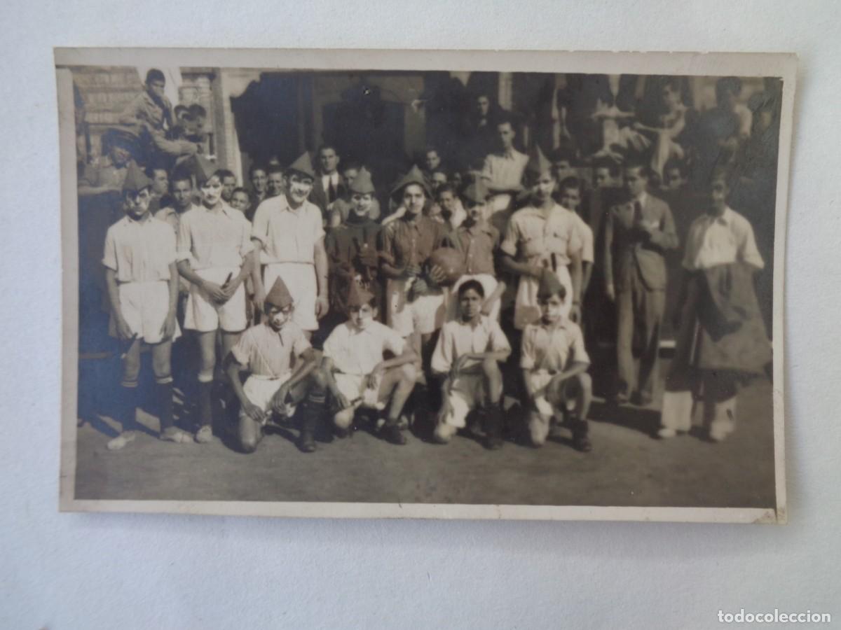 Fotografia antica: FOTO DE EQUIPO DE FUTBOL DE JOVENES, CON GORRITOS Y LA CARA PINTADA. A&Ntilde;OS 40