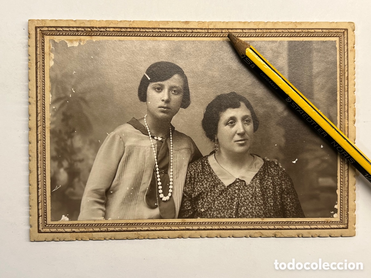 Fotografia antica: J. MARSAL fotografo DENIA. Retrato de Estudio la joven del collar de Perlas y su madre.. (h.1930?)