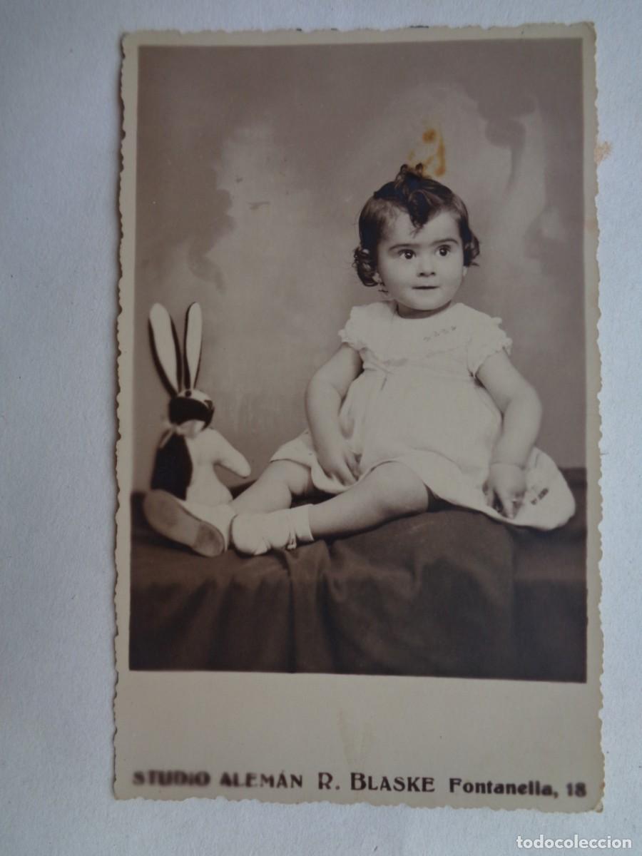 Fotografia antiga: PRECIOSA FOTO DE ESTUDIO DE NI&Ntilde;A CON JUGUETE, CONEJITO DE PELUCHE, 1933. DE STUDIO ALEMAN, BLASKE