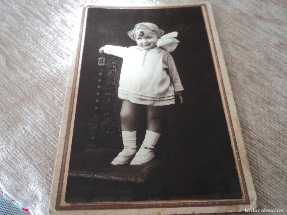 Fotografia antiga: muy antigua fotografia, carton duro, nena de pie sobre una silla, 15 x 10 cm