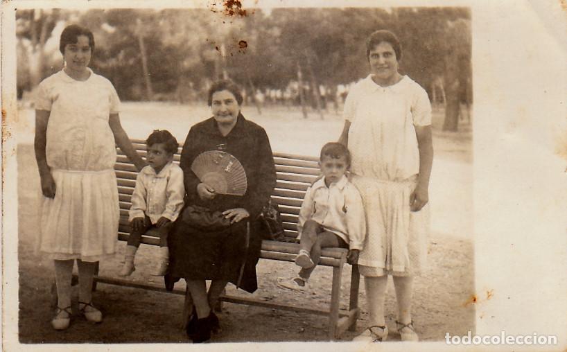 Fotografia antiga: Anciana con abanico. Madres con sus hijos sentados en un banco. A&ntilde;os 20. ry