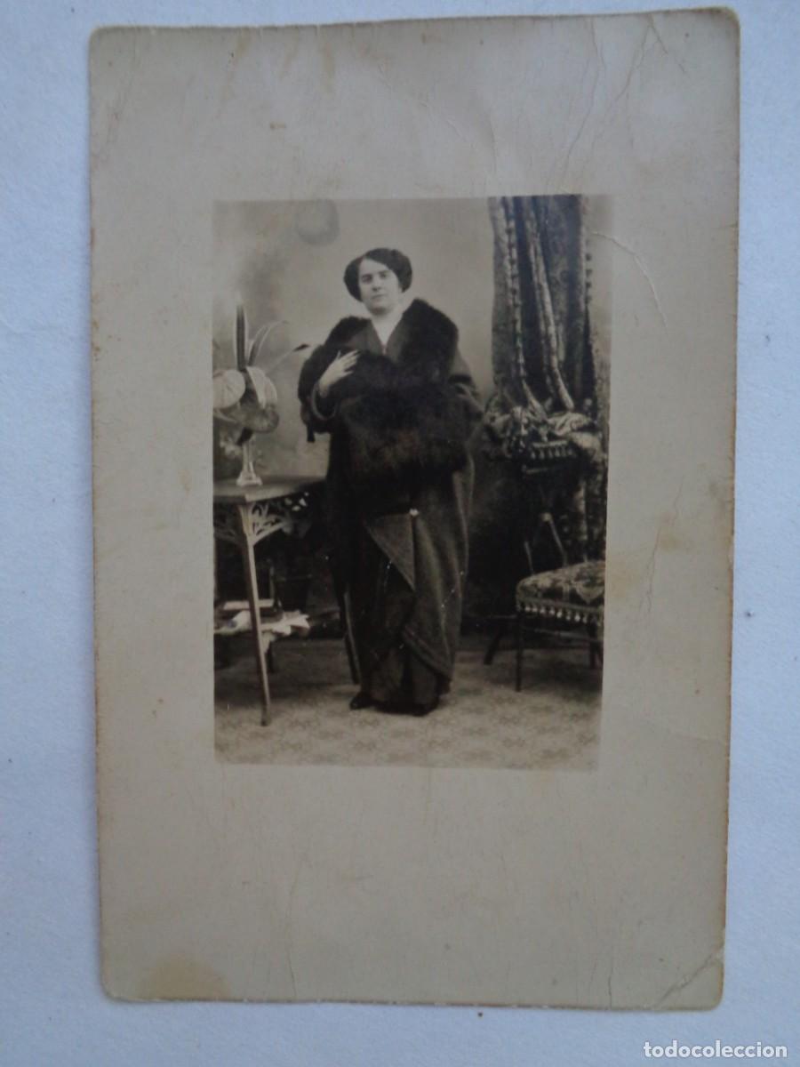 Fotografia antiga: PRECIOSA FOTO DE ESTUDIO DE SE&Ntilde;ORITA CON ION DE PIELES , PRINCPIOS DE SIGLO