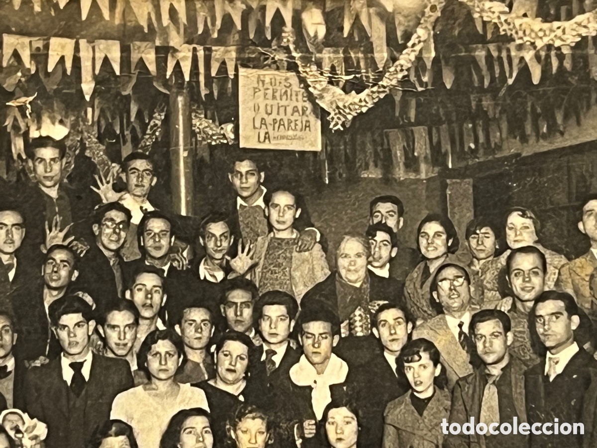 Alte Fotografie: FOTOGRAF&Iacute;A ANTIGUA. Casal Verbena&hellip; NO SE PERMITE QUITAR A LA PAREJA&hellip;. (a.1935) deslucida..