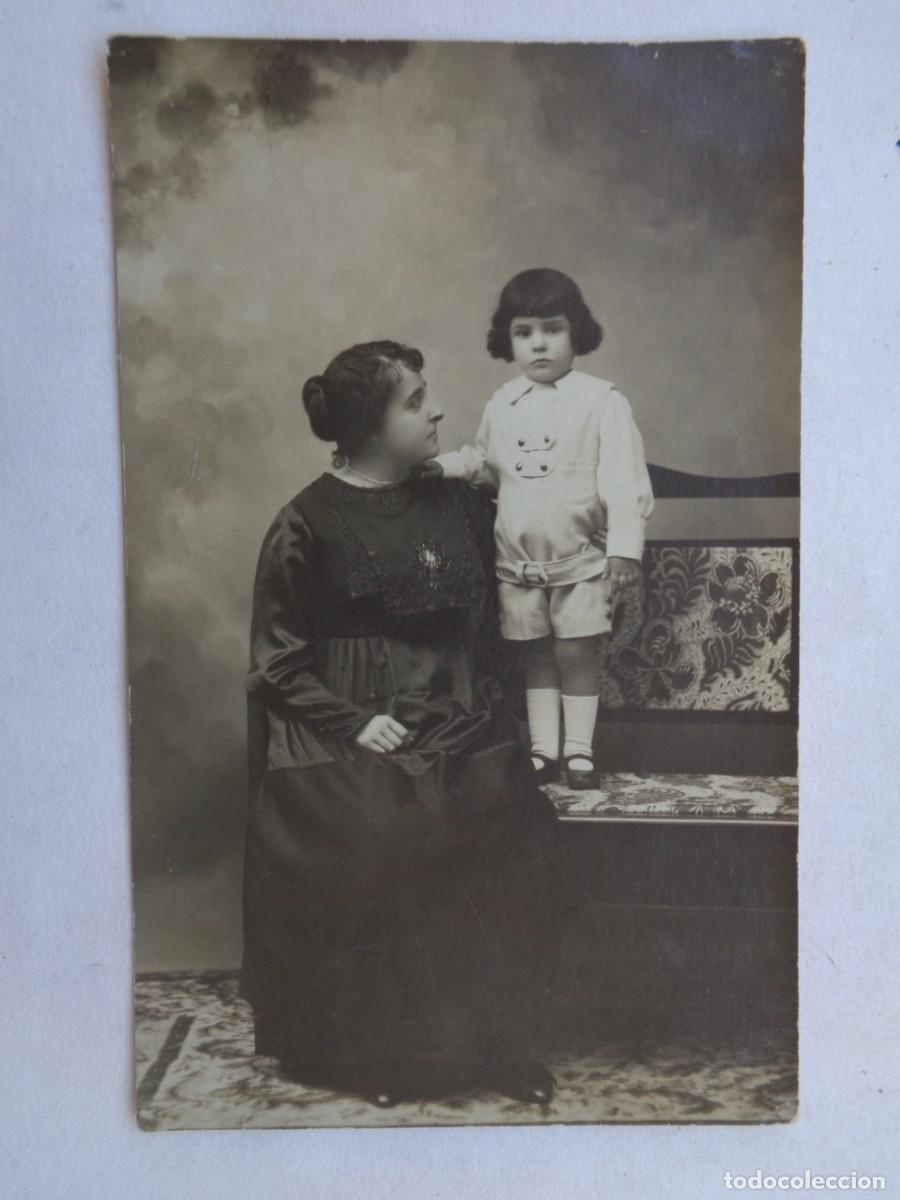 Alte Fotografie: PRECIOSA FOTO DE ESTUDIO DE MUJER DE LUTO CON NI&Ntilde;O CON PANTALON CORTO.PRINCIPIOS DE SIGLO