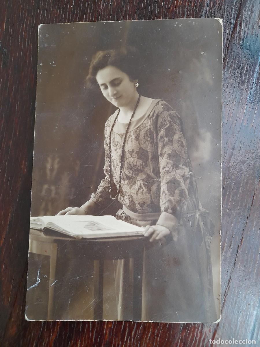 Fotografia antica: Primero o segunda d&eacute;cada del siglo XX mujer leyendo libro