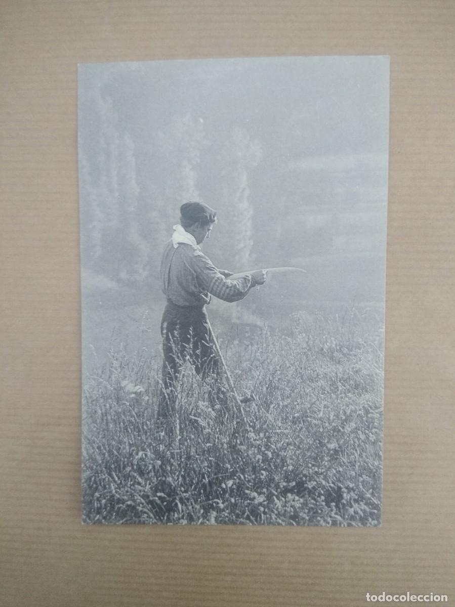 Fotografia antica: Antigua fotografia -Tarjeta postal joven trabajando en el campo