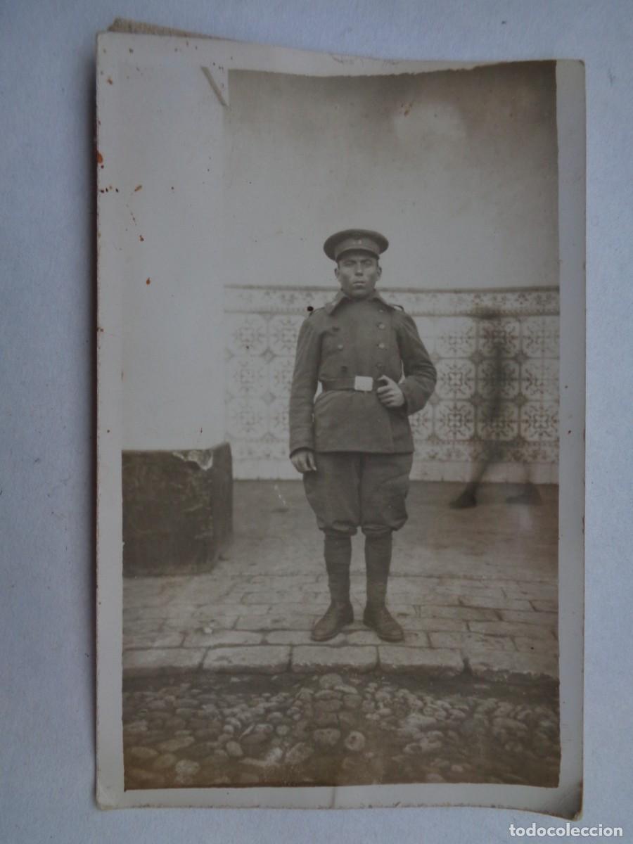 Fotograf&iacute;a antigua: MINUTERO DE FOTOGRAFO CALLEJERO DE MILITAR CON TABARDO Y VENDAS EN PANTORRILLAS. PP. SIGLO