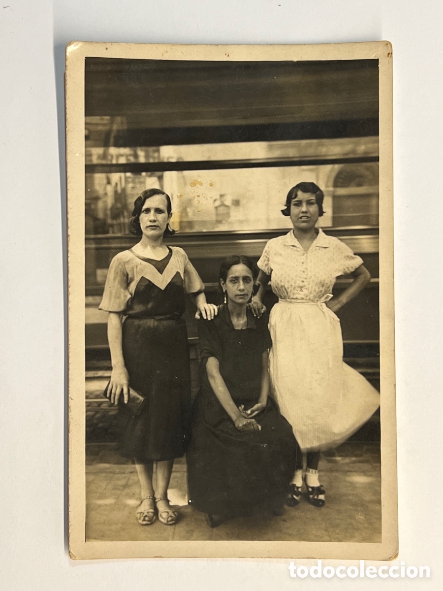 Fotografia antica: FOTOGRAF&Iacute;A ANTIGUA. Se&ntilde;oritas esperando el Tren&hellip; (h.1930?) Med&iacute;das: 14 x 8 cm.,