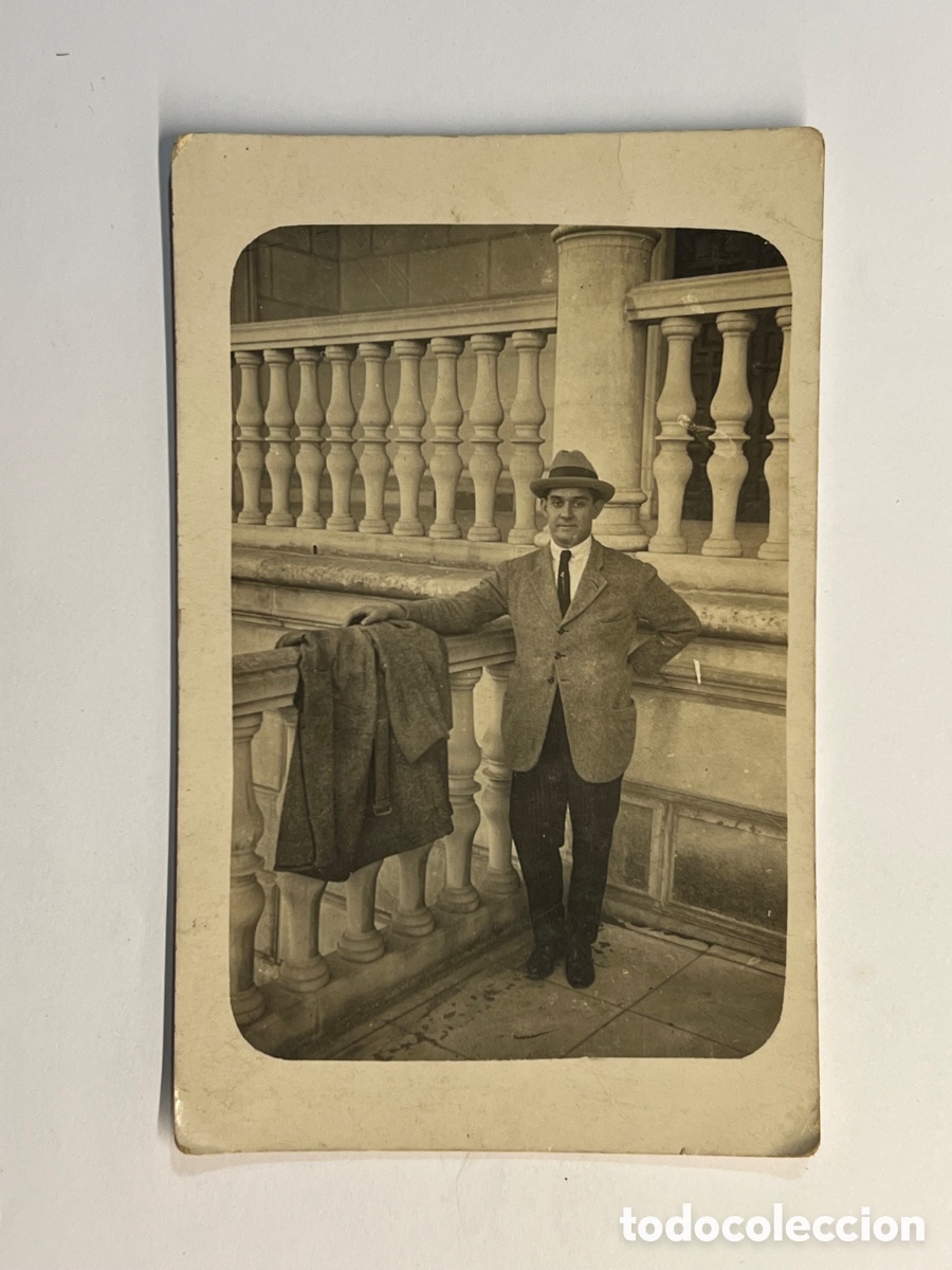 Fotografia antica: FOTOGRAF&Iacute;A ANTIGUA. El Se&ntilde;or del Abrigo&hellip; (h.1930?)