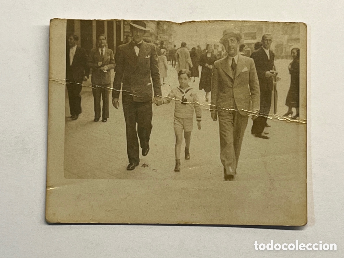 Fotografia antica: MINUTEROS. Madrid la Bulliciosa Calle Alcal&aacute; en 1936.., fot&oacute;grafos de calle&hellip;