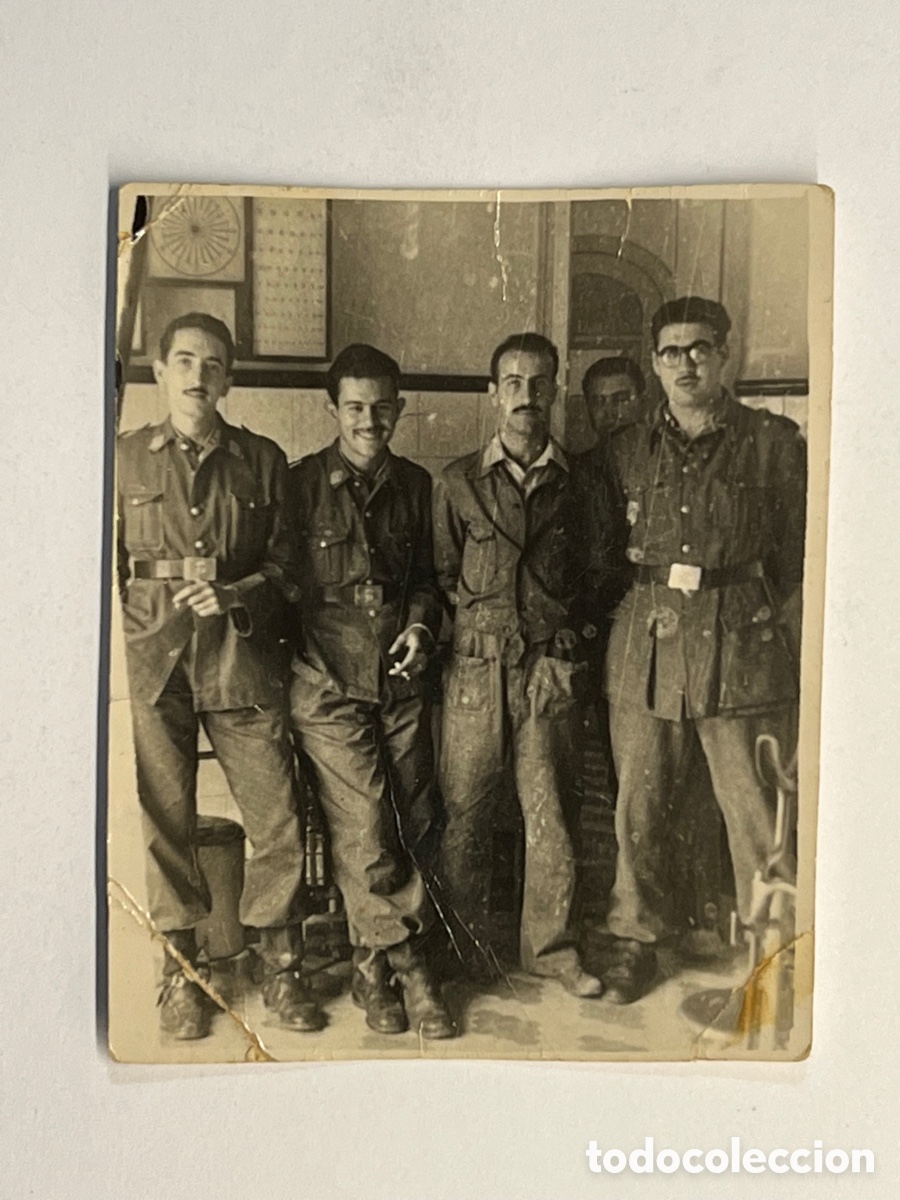 Fotografia antica: MILITARES. Fotograf&iacute;a Grupo de Soldados en el Botiqu&iacute;n&hellip; (h.1950?)