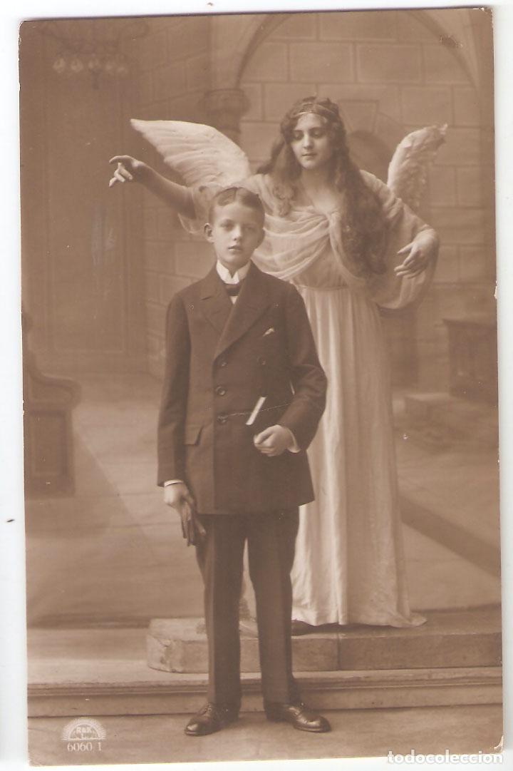 Fotografia antiga: Ni&ntilde;o con angel. foto 1919. 8,5 x 13,3 cms. Vell i Bell