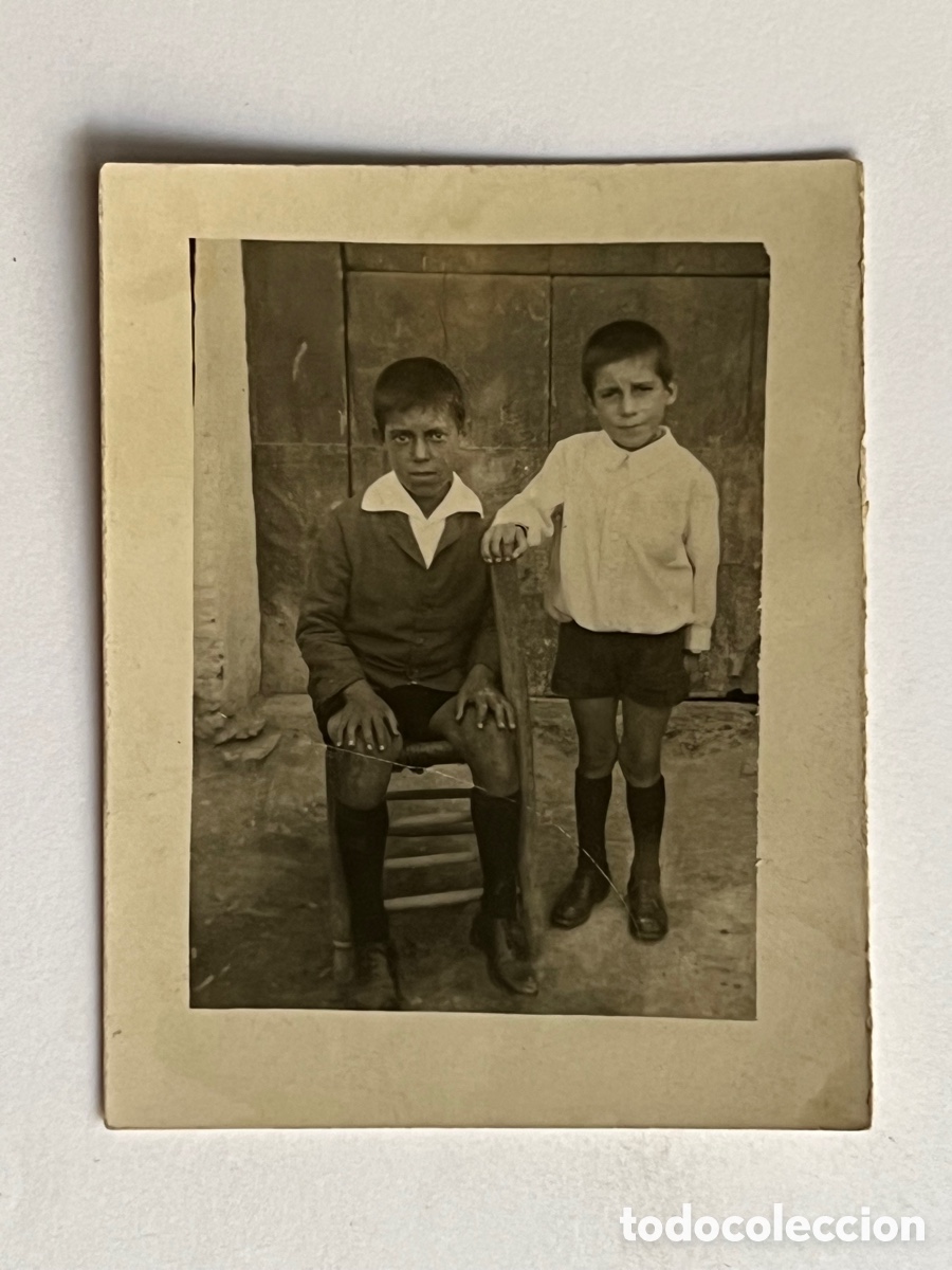 Fotografia antiga: MINUTEROS, NI&Ntilde;OS DE LA POSGUERRA&hellip; fot&oacute;grafos de calle.. (h.1945?) Med&iacute;das: 9 x 7 cm.