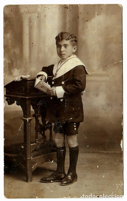 Fotografia antiga: Ni&ntilde;o de Comuni&oacute;n con curioso peinado de tirabuzones. A&ntilde;os 20.