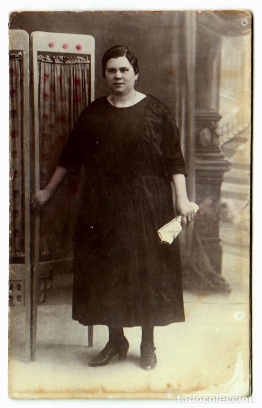 Fotografia antiga: Dama con biombo modernista. Coloreada. A&ntilde;os 20.